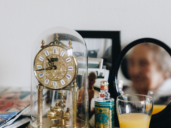 De Waterpoort Zorgpartners Tafel Spiegel Klok Parfum Eau De Toilette Jus D'orange