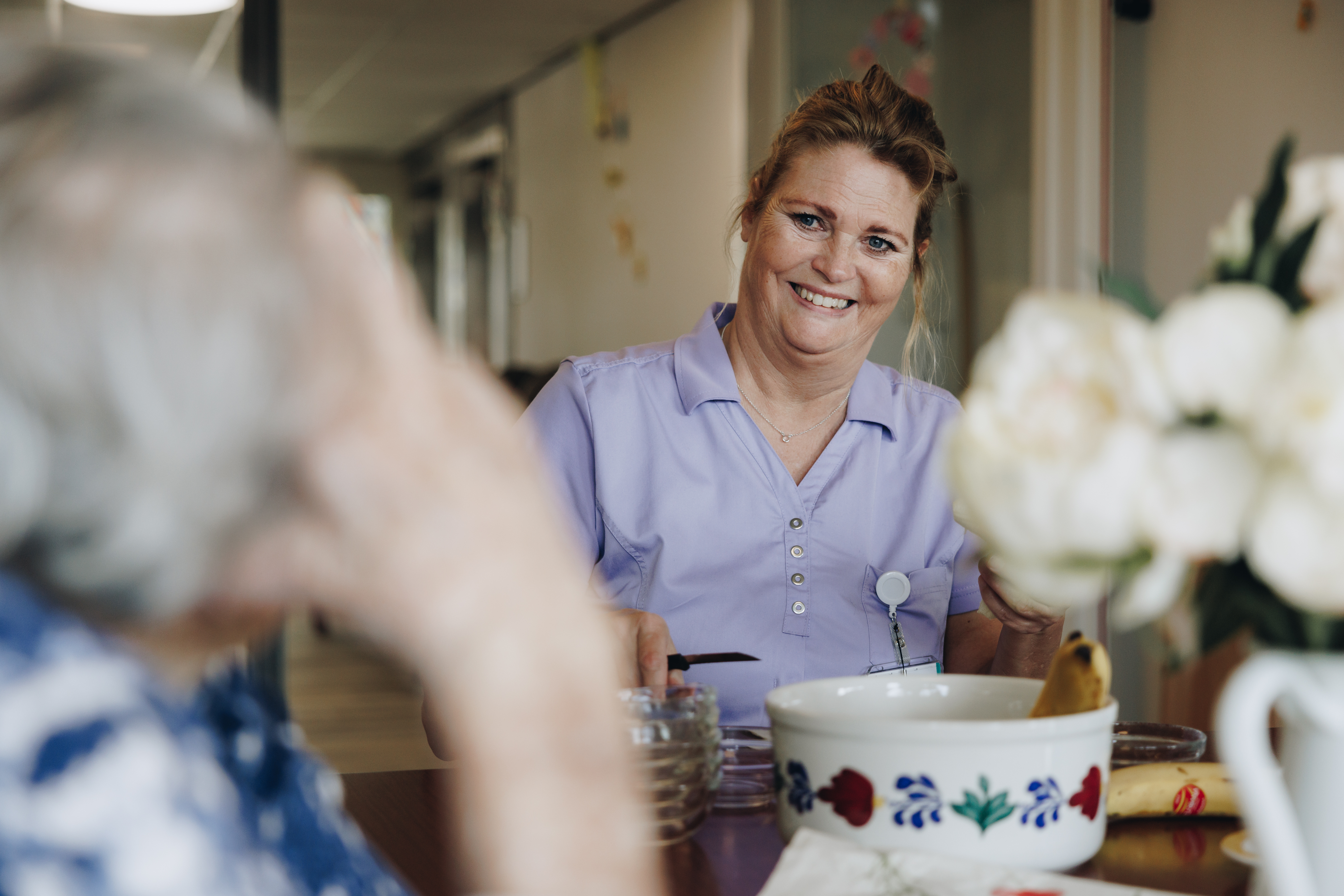 23 03 2023 De Vijverhof En De Meent Medewerker Lachen Tafel Fruit