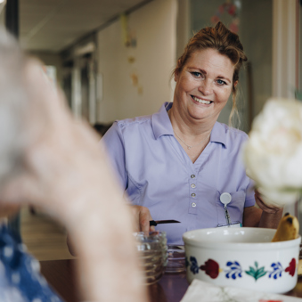 23 03 2023 De Vijverhof En De Meent Medewerker Lachen Tafel Fruit