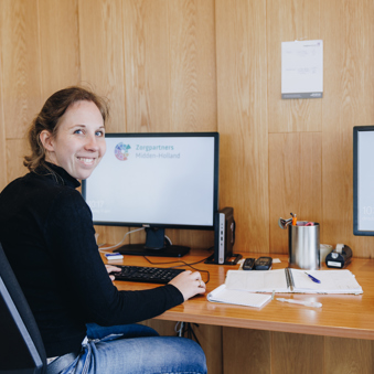 11 04 2023 ZPMH Prinsenhof Medewerker Computer Lachen Kantoor