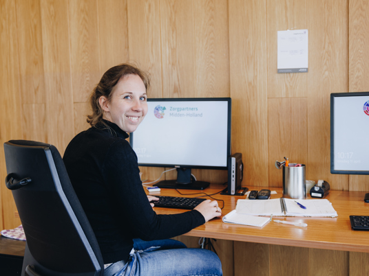 11 04 2023 ZPMH Prinsenhof Medewerker Computer Lachen Kantoor