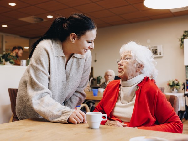 Ronssehof Bewoner Client Jongere Stagiair Lachen Interactie Praten Koffie Tafel