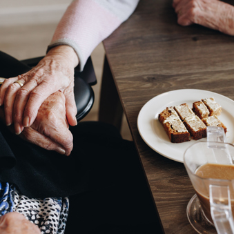 De Waterpoort Zorgpartners Hand Vastpakken Brood Gesneden Koffie Tafel Bord