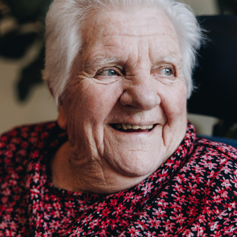 11 04 2023 ZPMH Prinsenhof Closeup Bewoner Vrouw Lachen