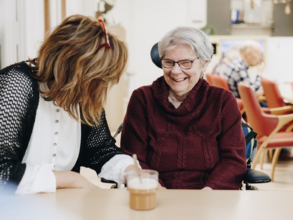 27 03 2023 De Rietkraag Souburgh Zorgpartners Bewoner Medewerker Huiskamer Lachen Koffie