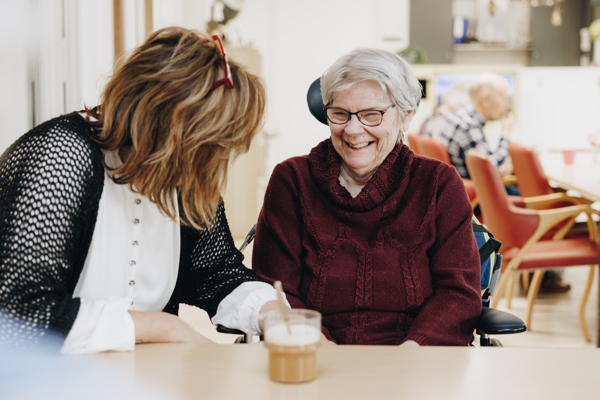 27 03 2023 De Rietkraag Souburgh Zorgpartners Bewoner Medewerker Huiskamer Lachen Koffie