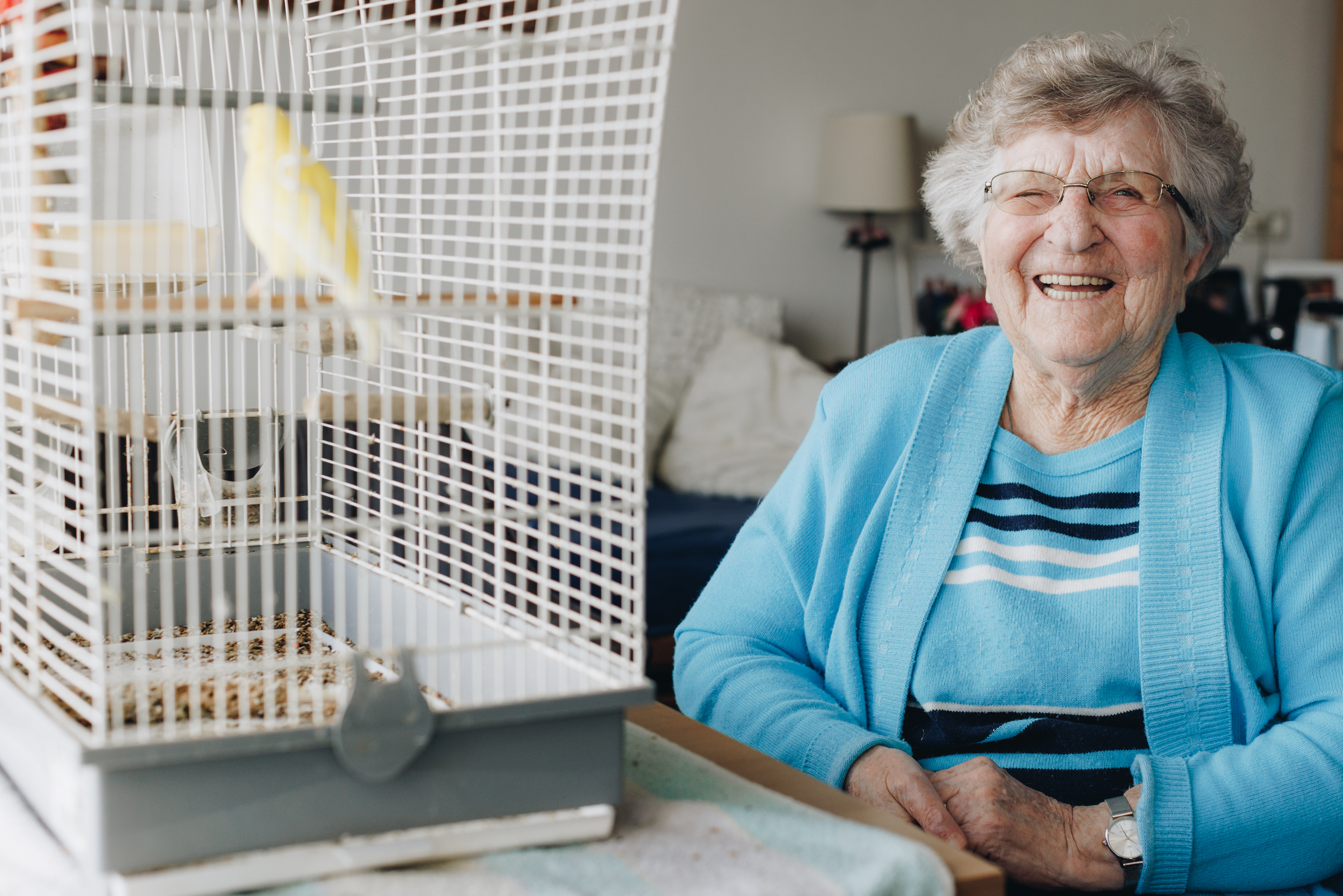 10 02 2023 Zorgpartners Savelberg Bewoner Lachen Vogelkooi Vogel