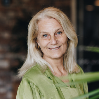 11 04 2023 ZPMH Prinsenhof Medewerker Staand Lachen