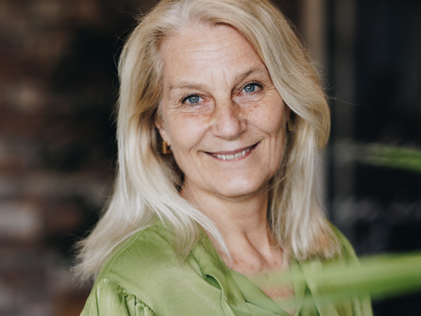 11 04 2023 ZPMH Prinsenhof Medewerker Staand Lachen