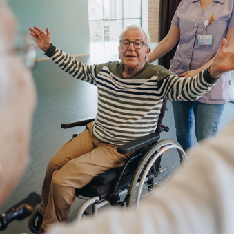 03 04 2023 Gouwestein Zorgpartners Bewoners Koppel Pasje Rolstoel Zwaaien Interactie