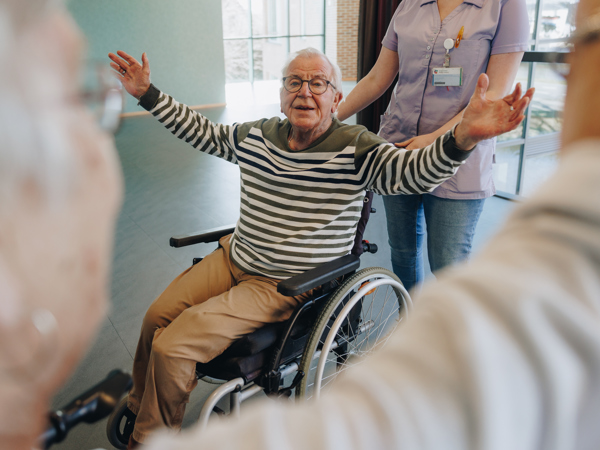 03 04 2023 Gouwestein Zorgpartners Bewoners Koppel Pasje Rolstoel Zwaaien Interactie