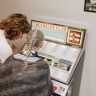 09 03 2023 Zorgpartners De Breeje Hendrick Bewoner Medewerker Begeleiding Jukebox Muziek Muziek Uitzoeken Liedjes