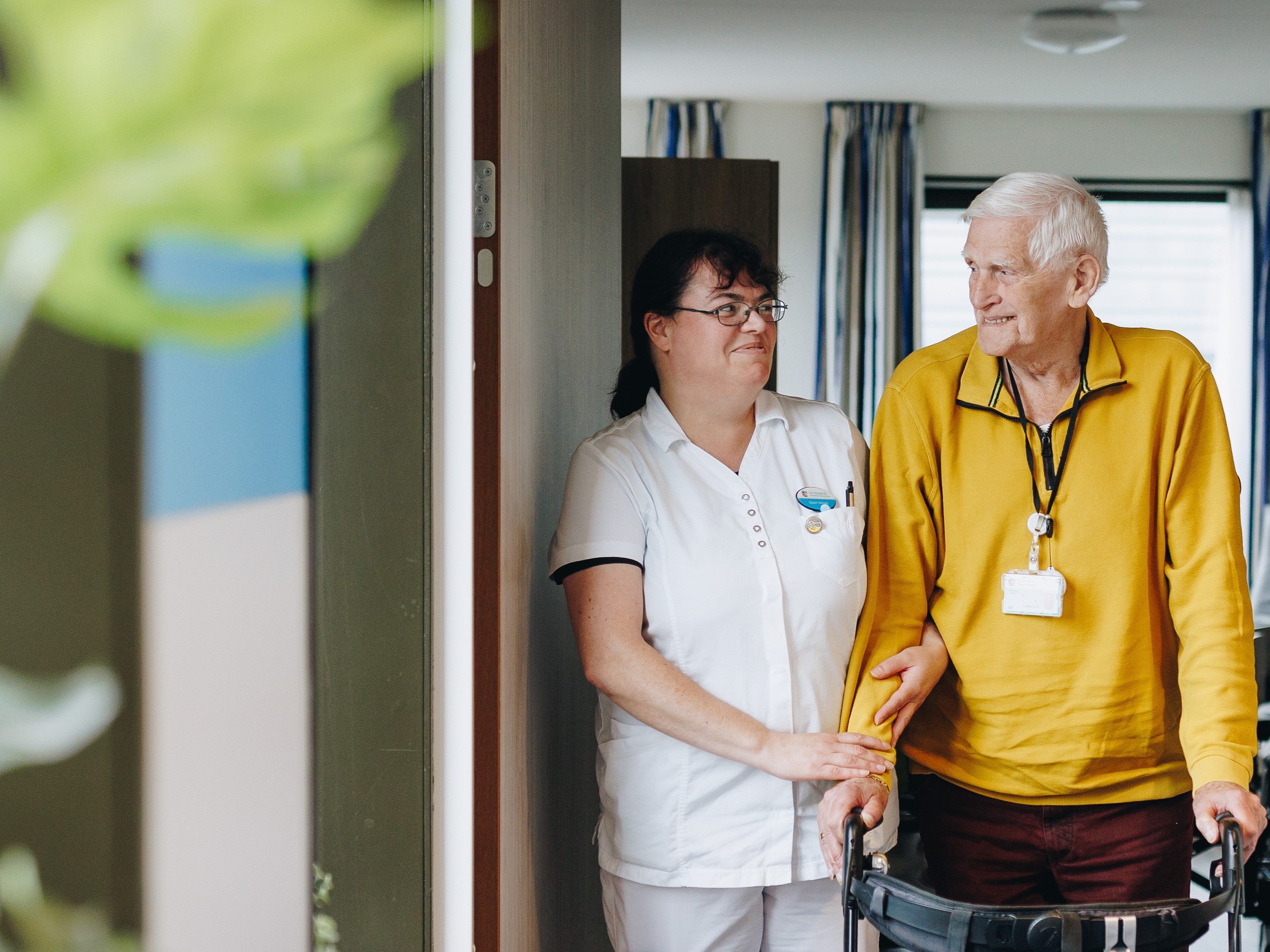 01 10 2024 ZPMH De Hanepraij Lopen Client Medewerker Rollator Genkipt