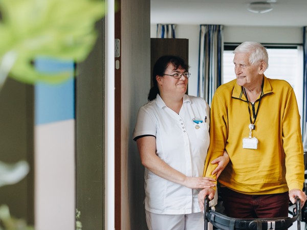 01 10 2024 ZPMH De Hanepraij Lopen Client Medewerker Rollator Genkipt