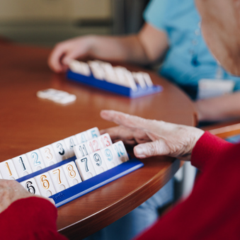 17 02 2023 Zorgpartner Slothoven Bewoner Medewerker Spelletje Rummikub