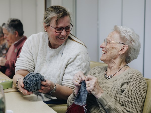 27 03 2023 De Rietkraag Souburgh Zorgpartners Breien Bewoner Vrijwilliger Lachen Tafel