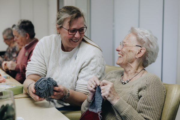 27 03 2023 De Rietkraag Souburgh Zorgpartners Breien Bewoner Vrijwilliger Lachen Tafel