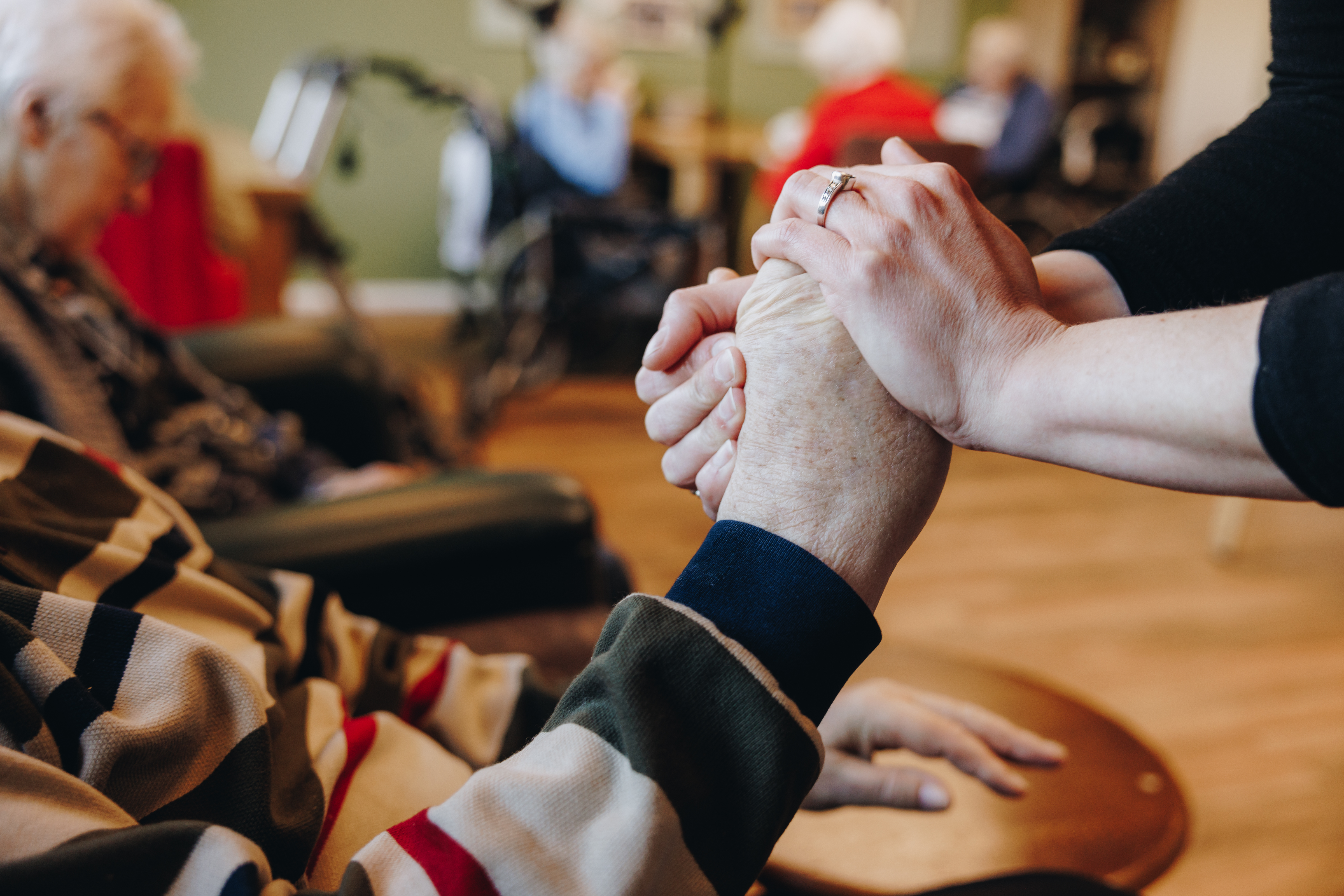 Ronssehof Activiteit Medewerker Handen Vasthouden Close Up