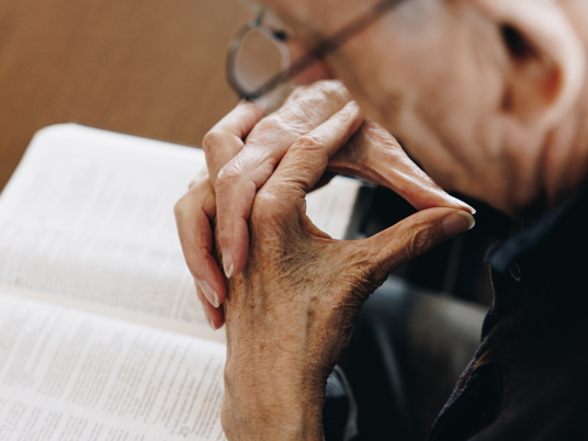 17 02 2023 Zorgpartner Slothoven Bewoner Handen Gevouwen Bijbel Zijkant