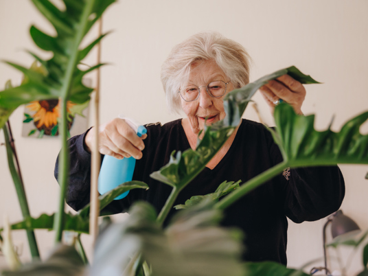 03 04 2023 Gouwestein Zorgpartners Bewoner Planten Plantenspuit Groen