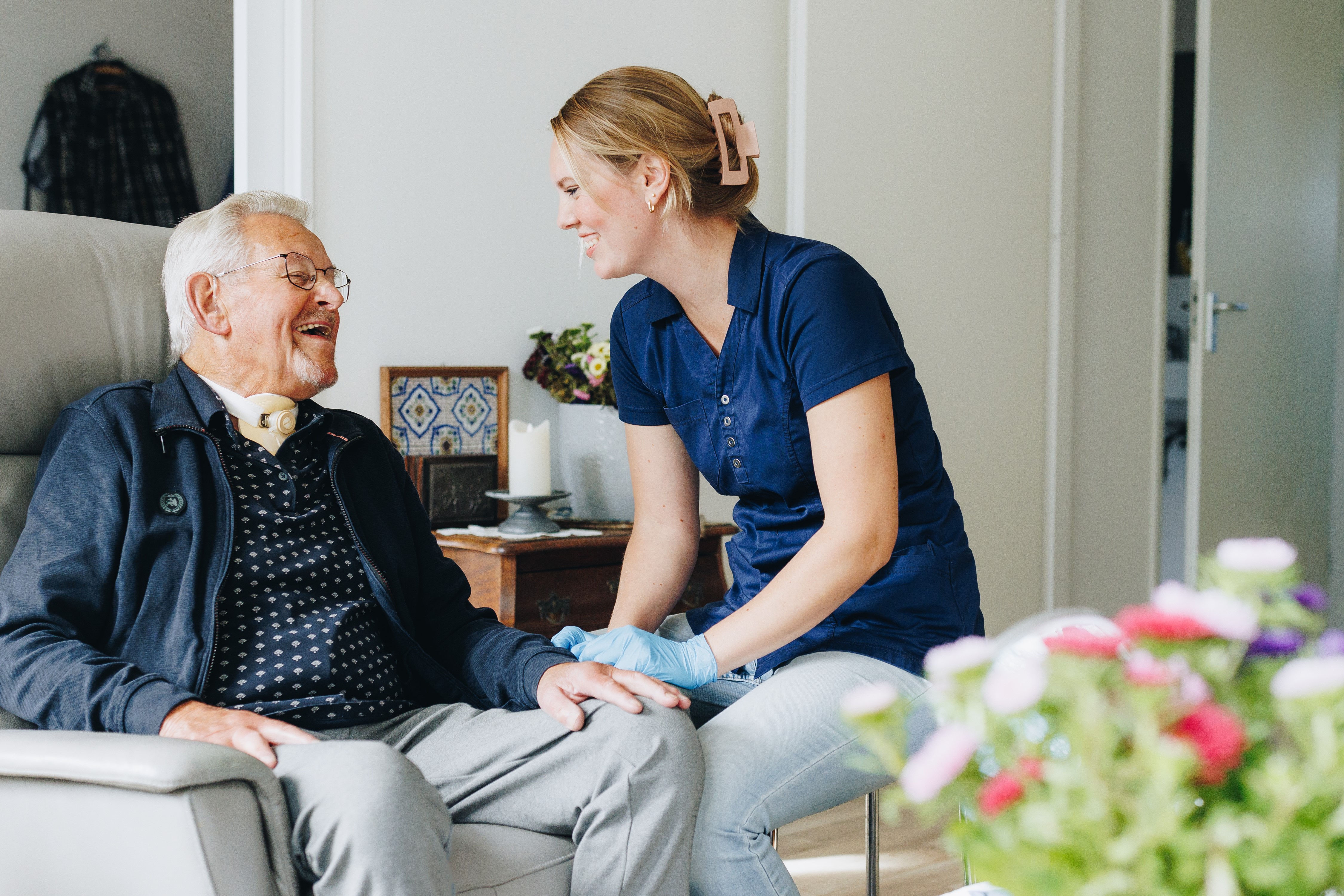 10 10 2024 Thuiszorg Medewerker Gesprek Lachen Gespiegeld