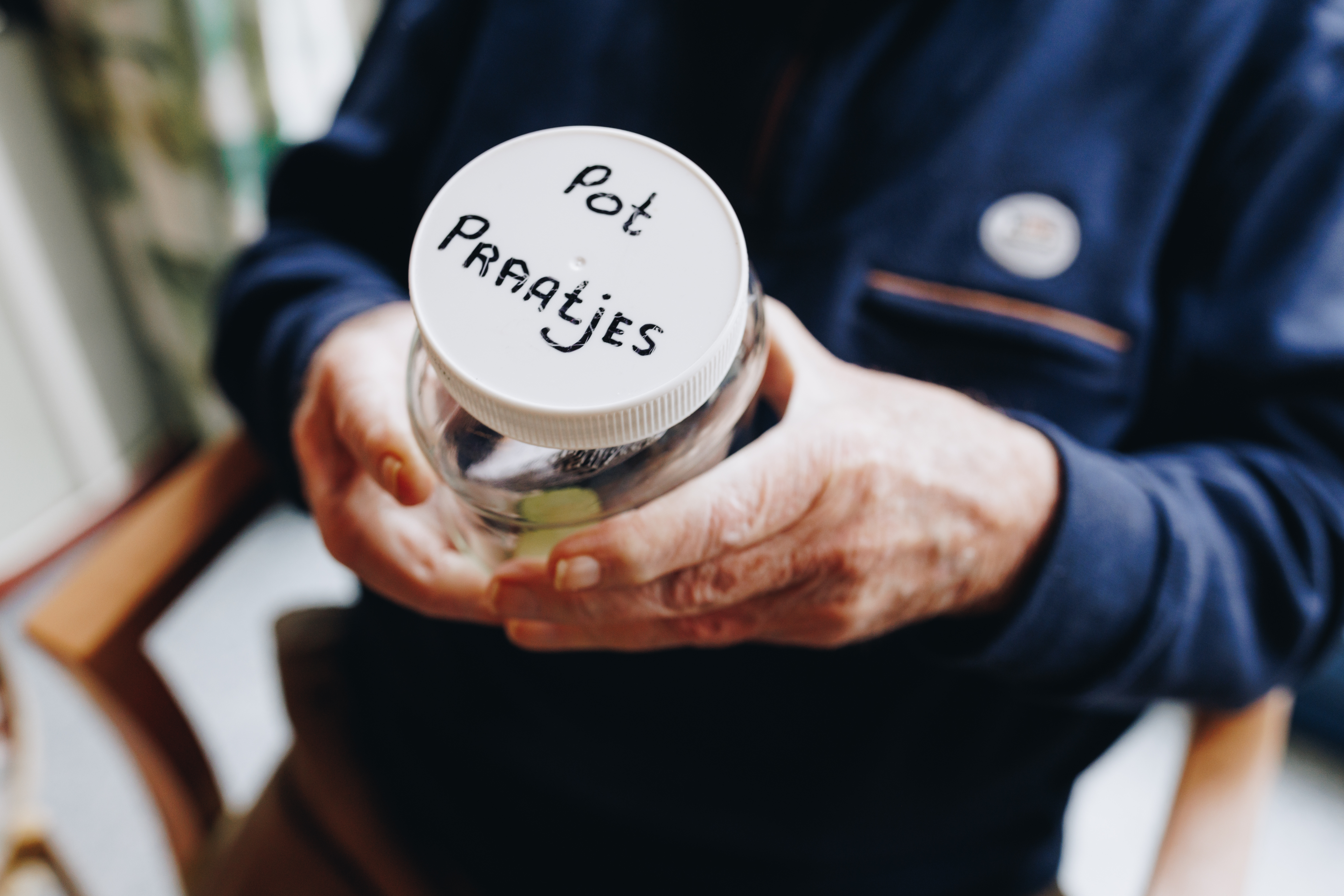 09 03 2023 Zorgpartners De Breeje Hendrick Bewoner Handen Kletspot Pot Praatjes Close Up