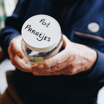 09 03 2023 Zorgpartners De Breeje Hendrick Bewoner Handen Kletspot Pot Praatjes Close Up