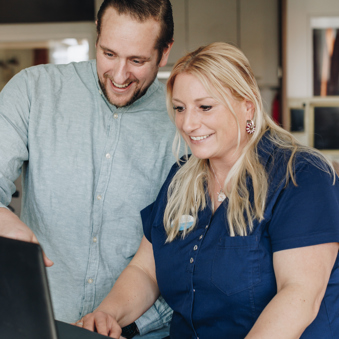 18 04 2023 Zorgpartners De Hanepraij Closeup Medewerkers Laptop Interactie