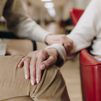 27 03 2023 De Rietkraag Souburgh Zorgpartners Handen Bewoner Medewerker Samen