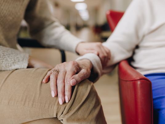 27 03 2023 De Rietkraag Souburgh Zorgpartners Handen Bewoner Medewerker Samen