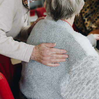 06 04 2023 ZPMH Julianastaete Hand Samen Helpen Bewoner Medewerker Closeup