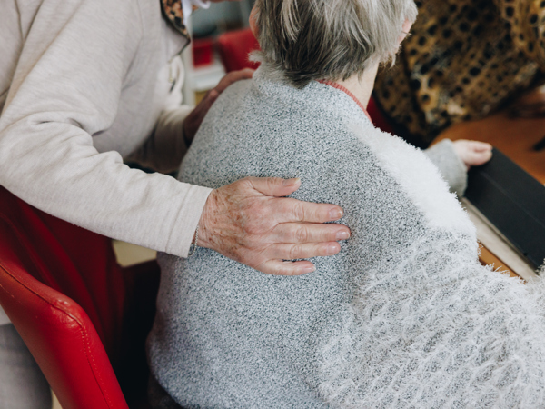 06 04 2023 ZPMH Julianastaete Hand Samen Helpen Bewoner Medewerker Closeup