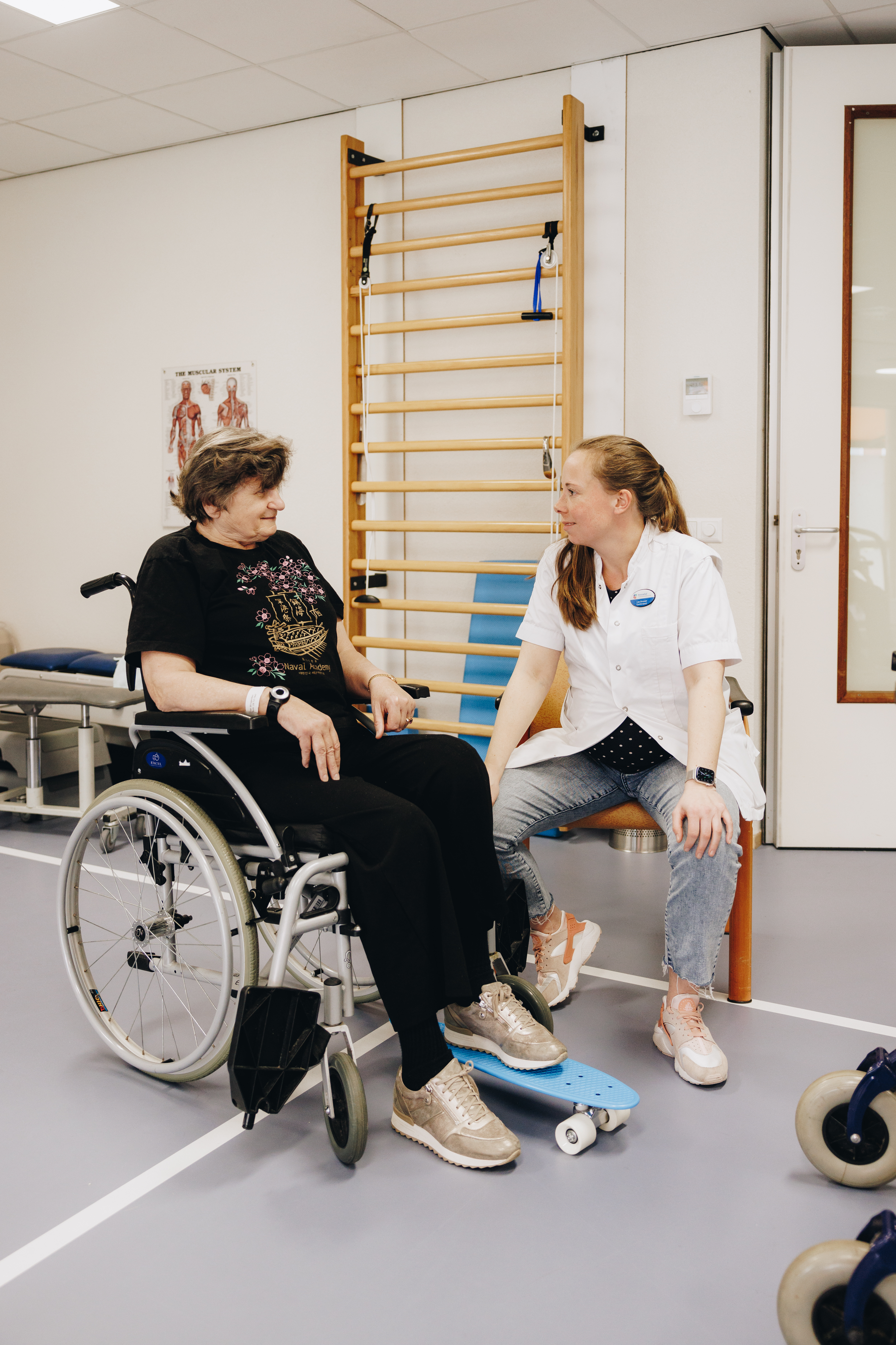 Ronssehof Revalidatie Client Revalidant Rolstoel Skateboard Oefenen Behandelaar Verticaal