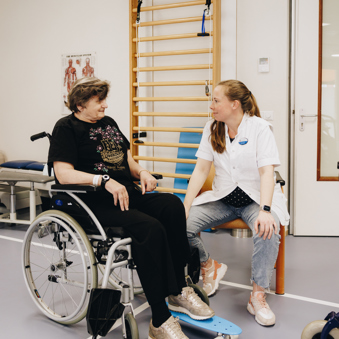 Ronssehof Revalidatie Client Revalidant Rolstoel Skateboard Oefenen Behandelaar Verticaal