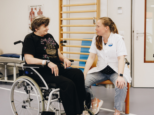 Ronssehof Revalidatie Client Revalidant Rolstoel Skateboard Oefenen Behandelaar Verticaal