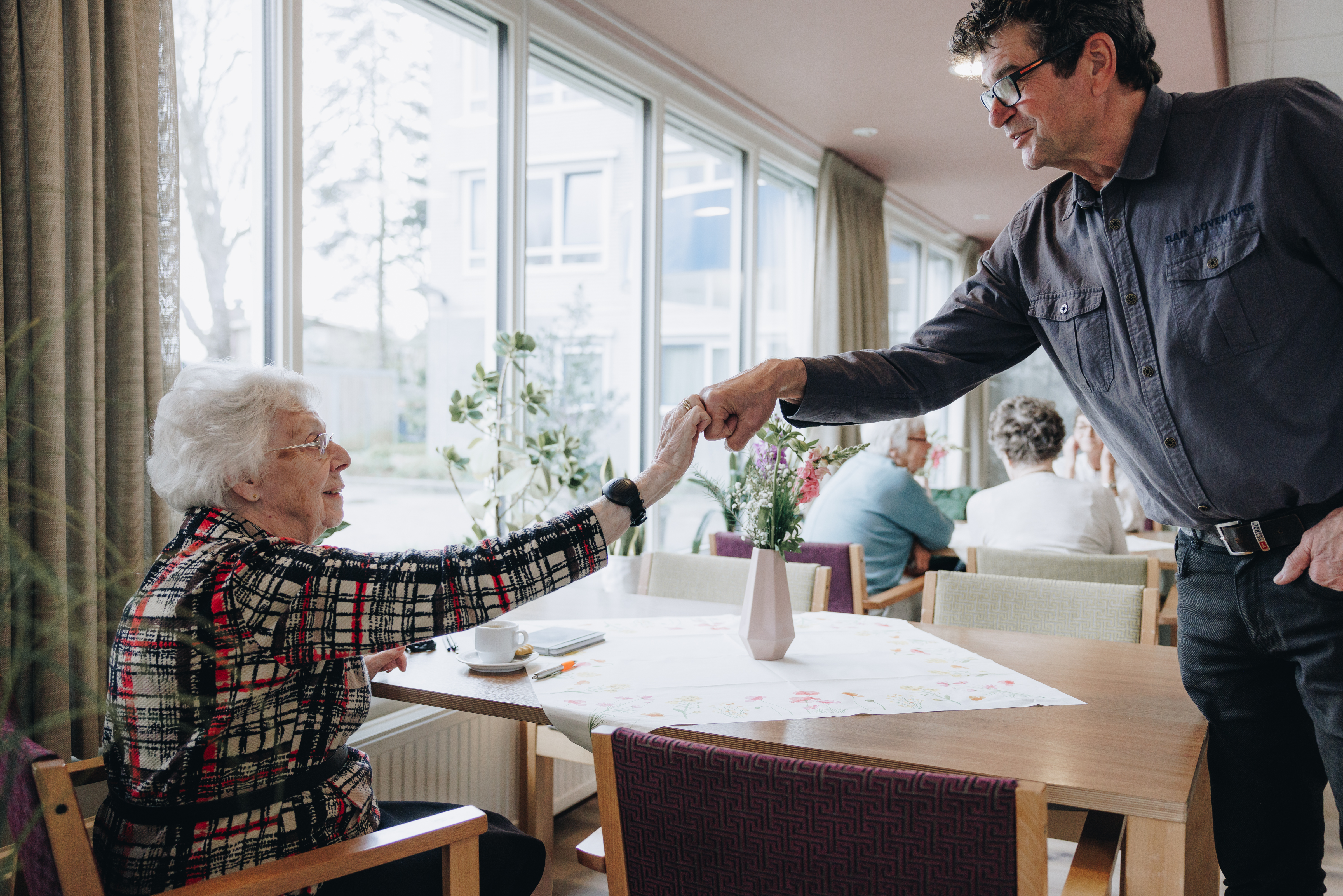 23 03 2023 De Vijverhof En De Meent Bewoner Tafel Koffie Kopje Bloemen
