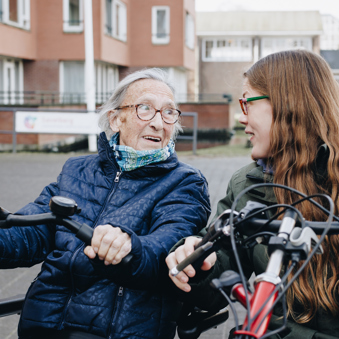 10 02 2023 Zorgpartners Savelberg Medewerker Bewoner Duofiets Pand Aankijken