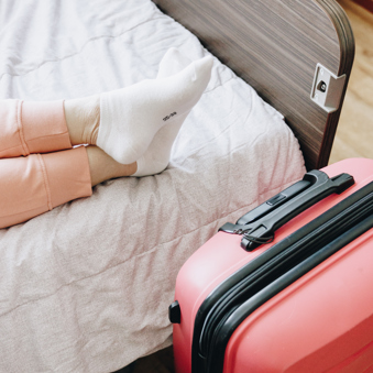 Ronssehof Revalidatie Revalideren Bed Kamer Koffer Schoenen Benen Close Up Verticaal