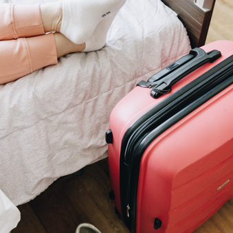 Ronssehof Revalidatie Revalideren Bed Kamer Koffer Schoenen Benen Close Up Verticaal