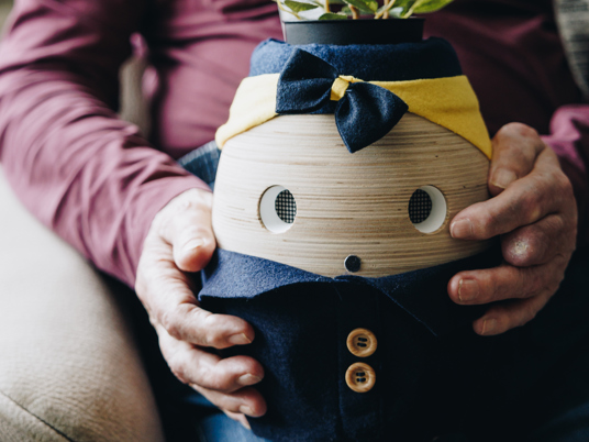 17 04 2023 Zorgpartners Thuiszorg Cliënt Tessa Zorgrobot Vasthouden Innovatie