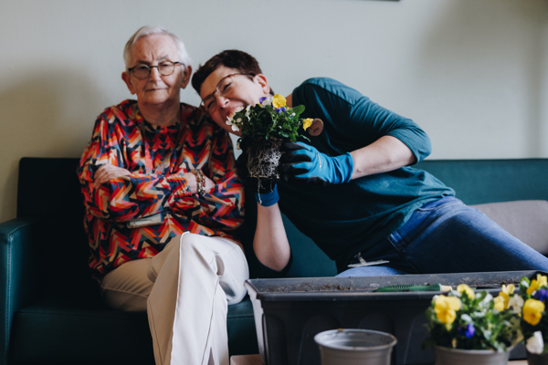 De Waterpoort Zorgpartners Bewoner Medewerker Welzijn Planten Violen Lachen Bank