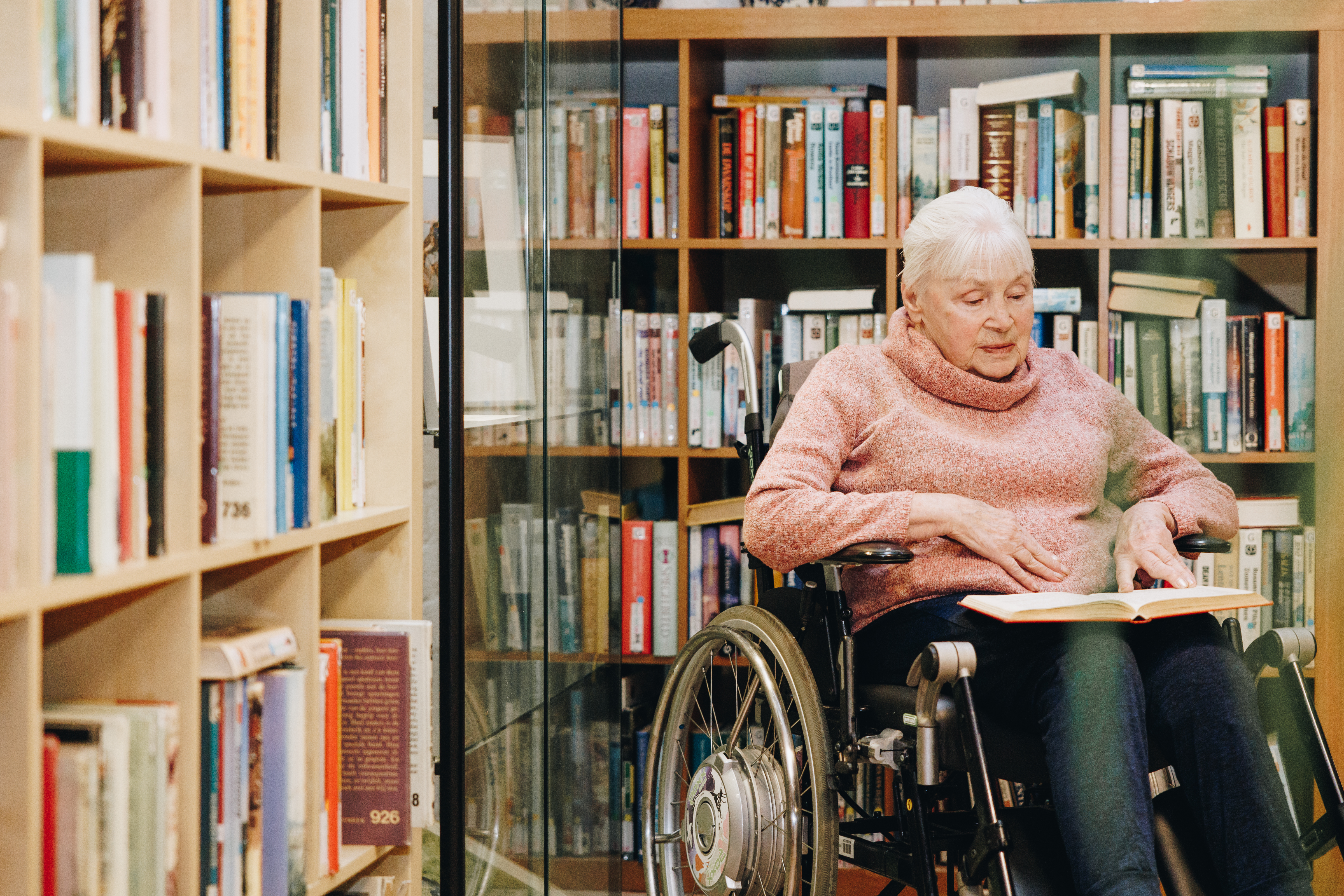 09 03 2023 Zorgpartners De Breeje Hendrick Bewoner Rolstoel Lezen Leeshoek Boeken