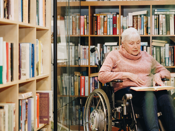 09 03 2023 Zorgpartners De Breeje Hendrick Bewoner Rolstoel Lezen Leeshoek Boeken