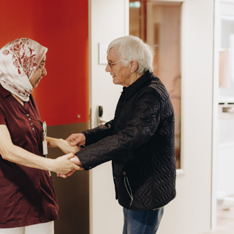 09 02 2023 Zorgpartners De Reehorst Medewerker Collega Bewoner Hand Vasthouden