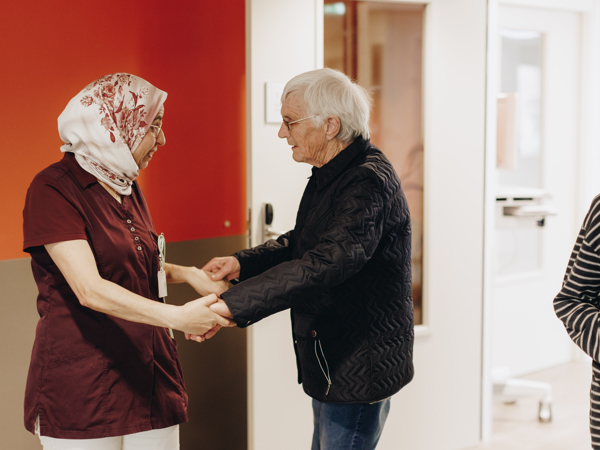 09 02 2023 Zorgpartners De Reehorst Medewerker Collega Bewoner Hand Vasthouden