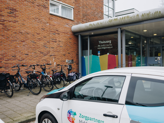 17 04 2023 Zorgpartners Thuiszorg Medewerker Auto Bestickering Verticaal