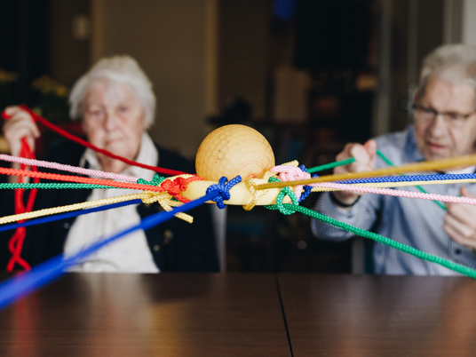 17 02 2023 Zorgpartner Slothoven Bewoners Spel Lijnen Bal Tafel Concentratie