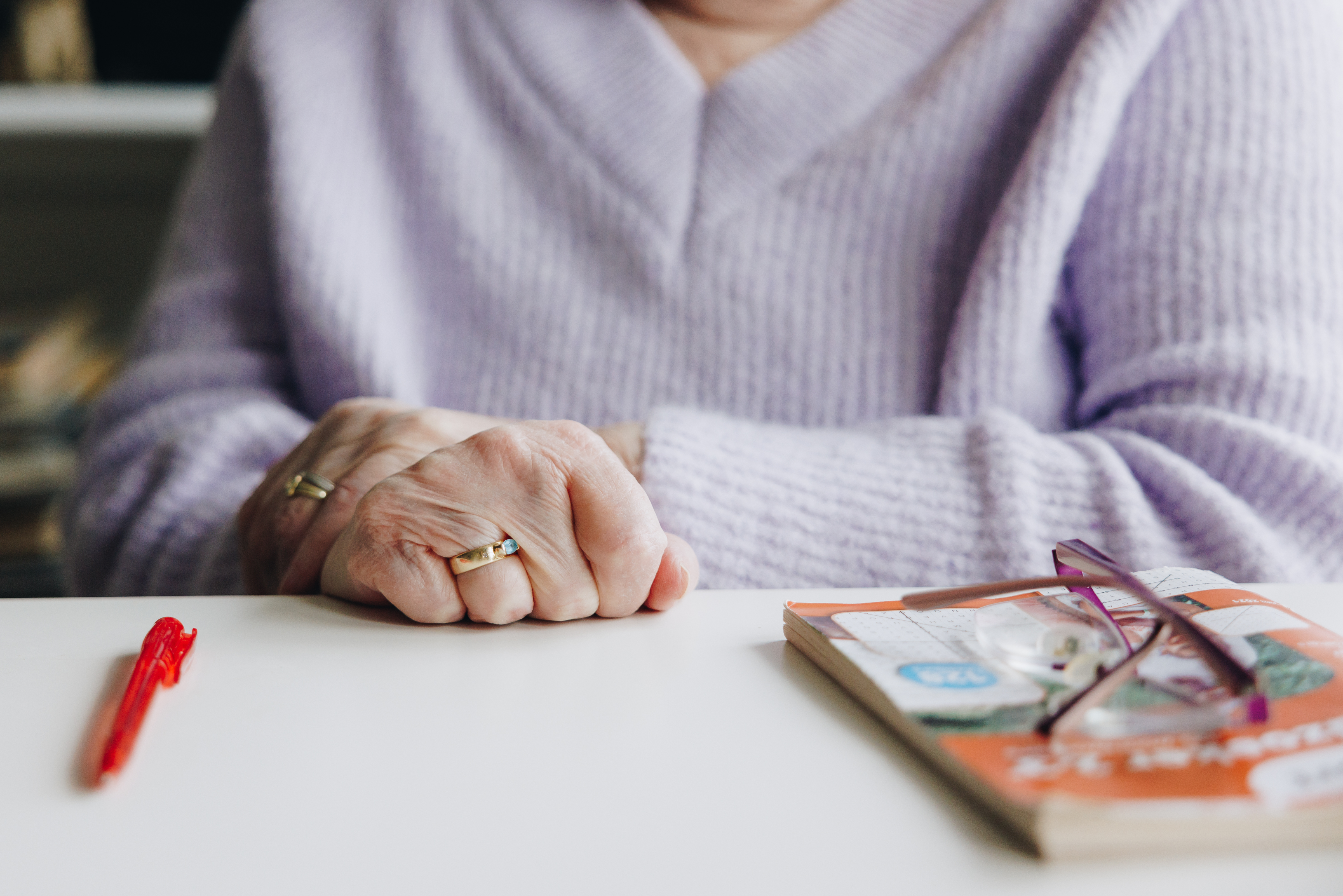 06 04 2023 ZPMH Julianastaete Closeup Handen Bewoner Puzzelboek