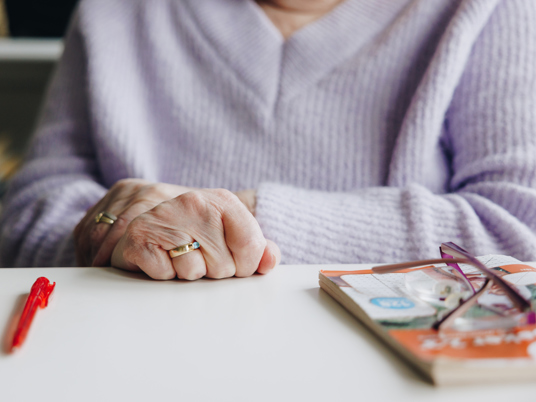 06 04 2023 ZPMH Julianastaete Closeup Handen Bewoner Puzzelboek