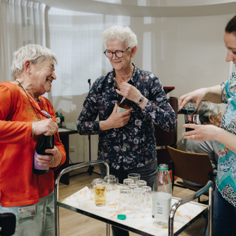 Ronsehof Medewerker Vrijwilligers Drinken Schenken Kar Lachen Interactie